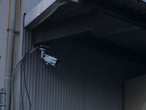 泉佐野市の建設資材置場の防犯カメラ設置工事1