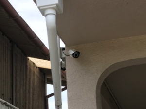 八尾市の住宅での防犯カメラ設置工事1